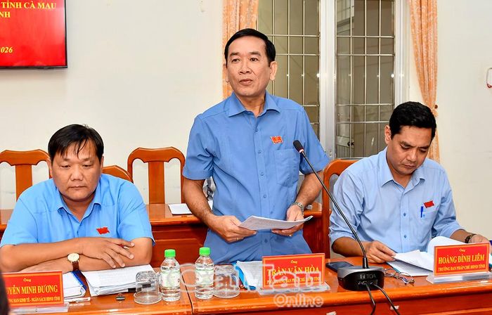 Phó Trưởng ban Pháp chế HĐND tỉnh Trần Văn Hoà phát biểu về những khó khăn của địa phương.
