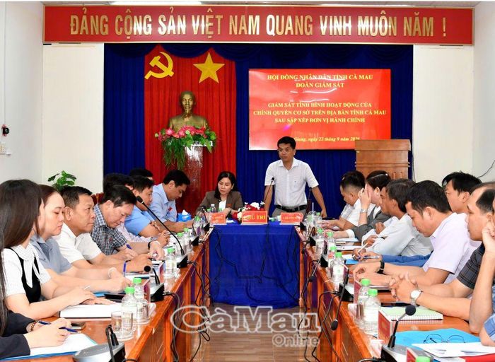  Bí thư Đảng uỷ xã Tam Giang Lâm Anh Đức giải trình các nội dung với Đoàn giám sát.