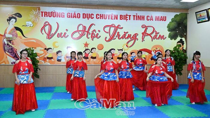 Các em học sinh Trường Giáo dục chuyên biệt tỉnh biểu diễn văn nghệ, tạo không khí vui tươi, ấm áp trong chương trình Trung thu.