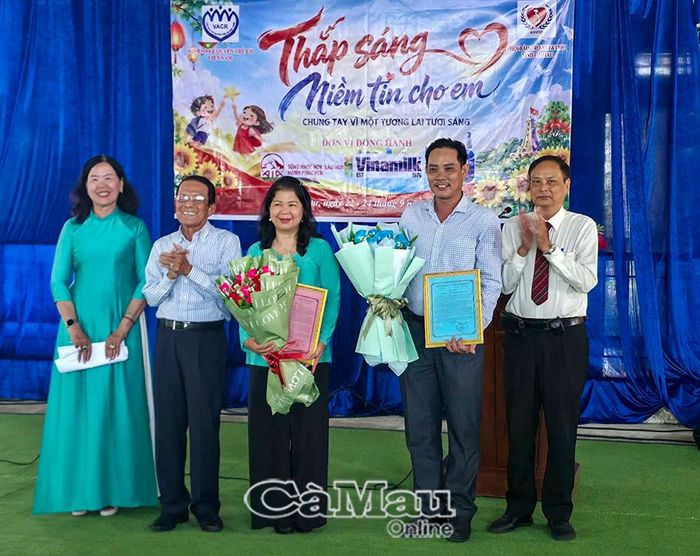 Hội Bảo trợ Người tàn tật và Trẻ mồ côi tỉnh Cà Mau trao hoa và thư cảm ơn đến đại diện Hội Bảo vệ quyền trẻ em Việt Nam và Công ty Cổ phần Edupay Group.