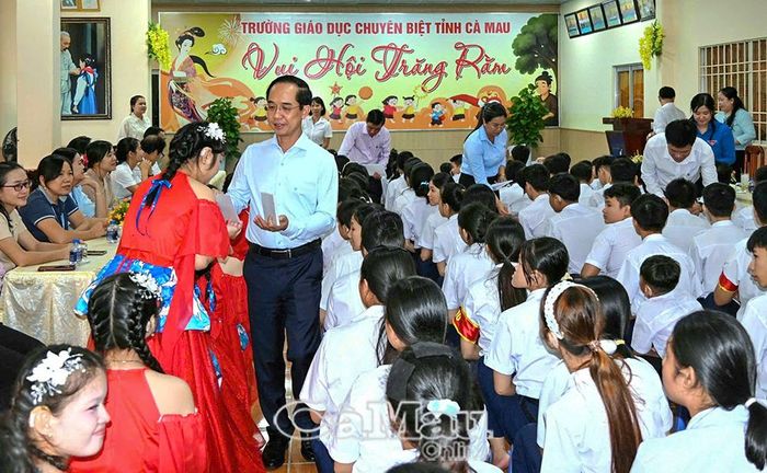 Phó Bí thư Tỉnh uỷ, Chủ tịch Ủy ban MTTQ Việt Nam tỉnh Cà Mau Hồ Thanh Thuỷ cùng các thành viên đoàn công tác trao quà Trung thu cho thiếu nhi tại Trung tâm Bảo trợ xã hội.