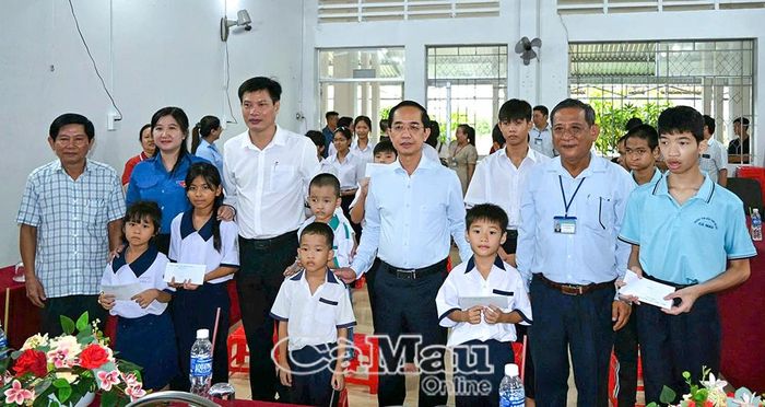 Phó Bí thư Tỉnh uỷ, Chủ tịch Ủy ban MTTQ Việt Nam tỉnh Cà Mau Hồ Thanh Thuỷ và