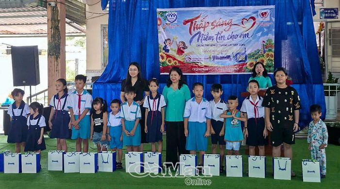 Các em học sinh được nhận quà là thức uống sữa dinh dưỡng.