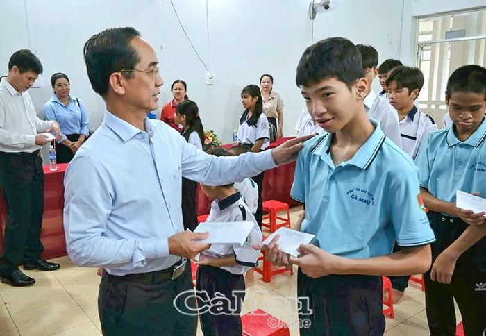 Phó Bí thư Tỉnh uỷ, Chủ tịch Uỷ ban MTTQ Việt Nam tỉnh Cà Mau Hồ Thanh Thuỷ thăm hỏi, động viên các em đang được chăm sóc tại Trung tâm Bảo trợ xã hội nỗ lực học tập, rèn luyện và vươn lên trong cuộc sống.