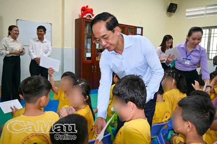 Đồng chí Hồ Thanh Thuỷ trao quà Trung thu cho các em đang học tập tại Trường Giáo dục chuyên biệt tỉnh.