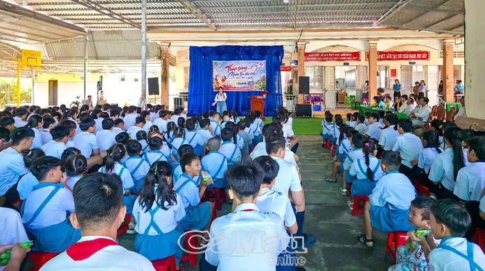 Chương trình diễn ra trong không khí vui tươi với các tiết mục văn nghệ do học sinh biểu diễn.