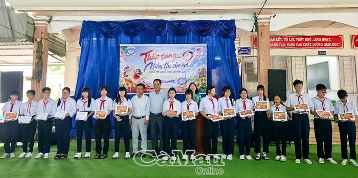 Đại diện UBND phường Tân Thành và Công ty Cổ phần Edupay Group trao thẻ học trực tuyến cho các em.