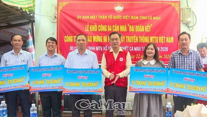 Phó Chủ tịch Thường trực Uỷ ban MTTQ Việt Nam tỉnh Cà Mau Lê Thanh Triều (ảnh trên) và Phó Chủ tịch Uỷ ban MTTQ Việt Nam tỉnh Cà Mau, Chủ tịch Hội Chữ thập đỏ tỉnh Nguyễn Văn Khởi trao bảng tượng trưng hỗ trợ nhà Đại đoàn kết cho các xã, phường.