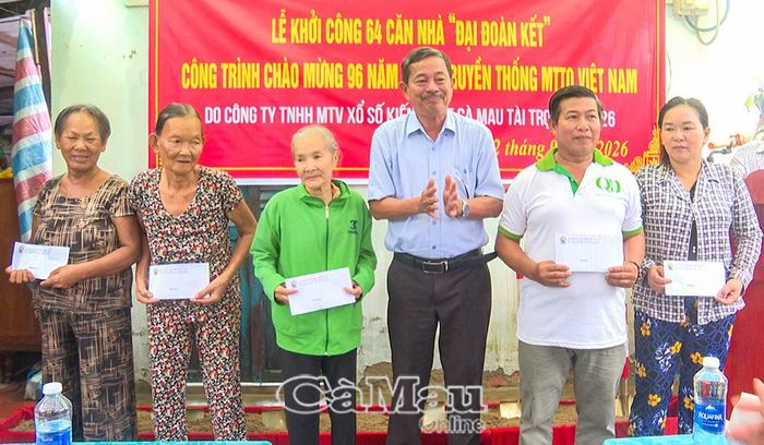  Ông Lê Thanh Hải, Chủ tịch Công ty TNHH MTV Xổ số kiến thiết Cà Mau, tặng quà cho các hộ nghèo, khó khăn trên địa bàn xã Vĩnh Mỹ.