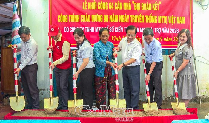 Lãnh đạo Uỷ ban MTTQ Việt Nam tỉnh Cà Mau và đại biểu thực hiện nghi thức khởi công xây dựng nhà Đại đoàn kết.