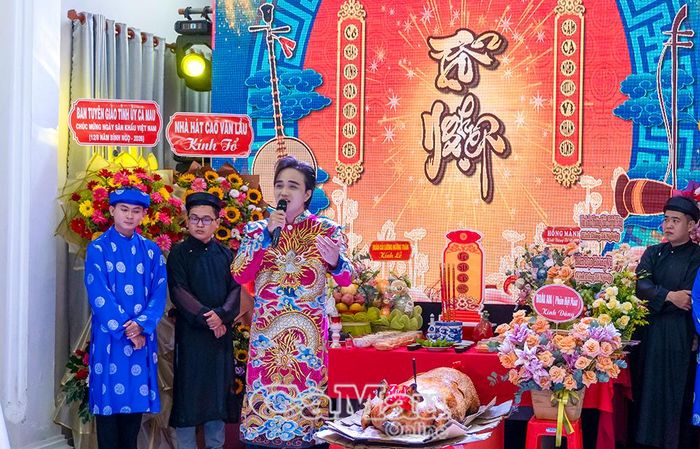 Nghệ sĩ Lâm Minh Nghiêm trình diễn tiết mục văn nghệ tại Lễ kỷ niệm Ngày Sân khấu Việt Nam.