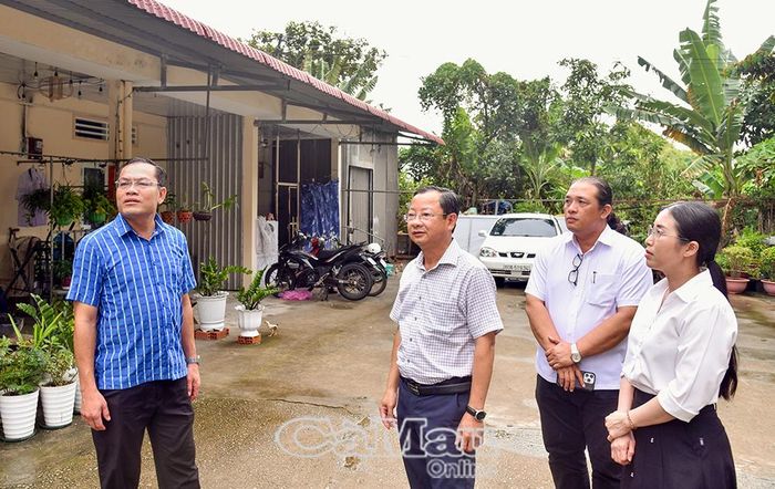 Dịp này, Phó Chủ tịch UBND tỉnh Ngô Vũ Thăng (bìa trái) khảo sát cơ sở vật chất phục vụ biểu diễn và khu nhà ở tập thể của Đoàn Nghệ thuật tổng hợp Khmer Bạc Liêu.