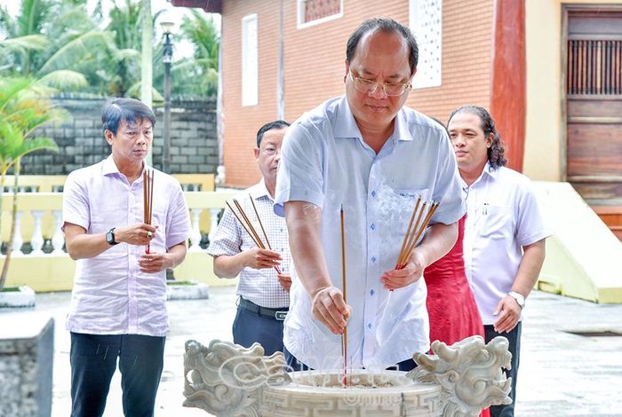 Bí thư Tỉnh uỷ Nguyễn Hồ Hải cùng các đại biểu dâng hương mộ Nhạc sĩ Cao Văn Lầu.