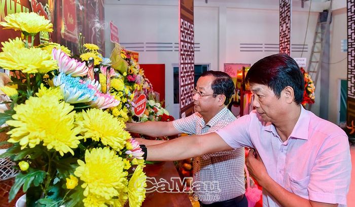 Lãnh đạo Ban Tuyên giáo Tỉnh uỷ và Sở Văn hoá, Thể thao và Du lịch dâng hương bàn thờ Tổ sân khấu tại Đoàn Cải lương Cao Văn Lầu.