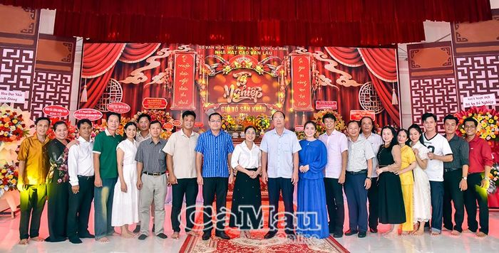 Bí thư Tỉnh uỷ Nguyễn Hồ Hải và đoàn công tác tỉnh chụp ảnh lưu niệm với tập thể nghệ sĩ, diễn viên Nhà hát Cao Văn Lầu.