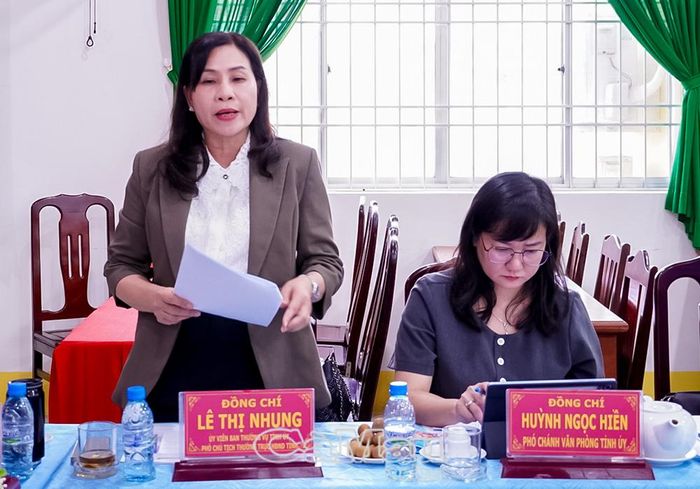 Đồng chí Lê Thị Nhung, Uỷ viên Ban Thường vụ Tỉnh uỷ, Phó Chủ tịch Thường trực HĐND tỉnh, trao đổi tại buổi làm việc.