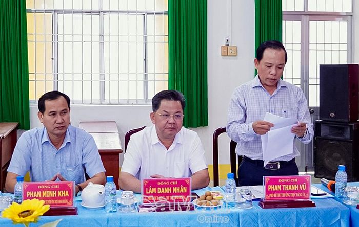 Đồng chí Phan Thanh Vũ, Phó Bí thư Thường trực Đảng uỷ phường Hiệp Thành, báo cáo tình hình thực hiện nhiệm vụ chính trị của địa phương.