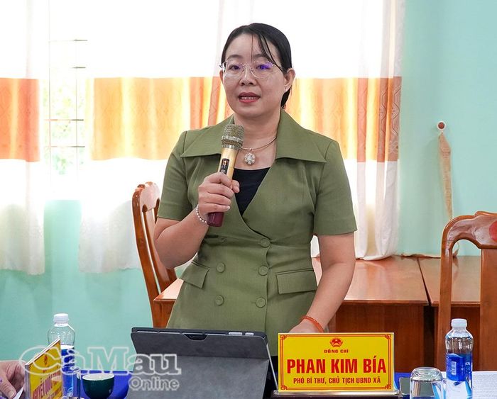 Đồng chí Phan Kim Bía, Phó Bí thư Đảng uỷ, Chủ tịch UBND xã Cái Nước, báo cáo tình hình hoạt động của các cơ sở giáo dục sau sắp xếp.