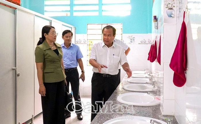 Phó Chủ tịch UBND tỉnh Nguyễn Minh Luân kiểm tra cơ sở vật chất tại Trường THCS Cái Nước, xã Cái Nước.