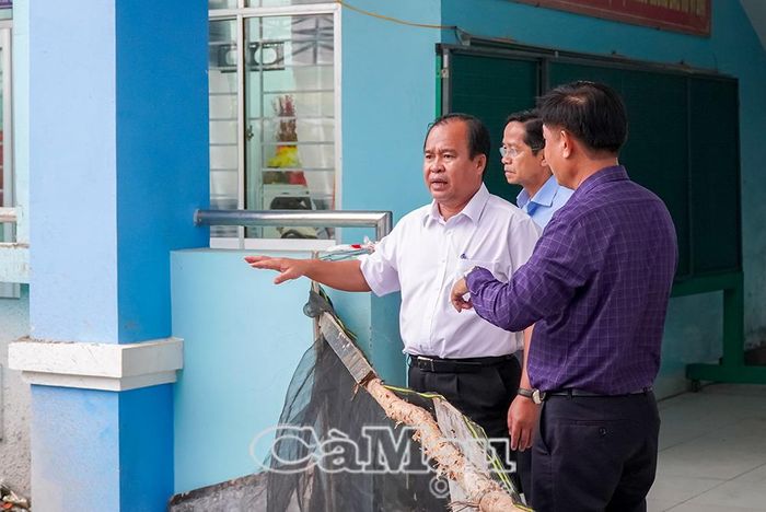 Phó Chủ tịch UBND tỉnh Nguyễn Minh Luân kiểm tra các hạng mục đang thi công tại Trường Tiểu học Sông Đốc.