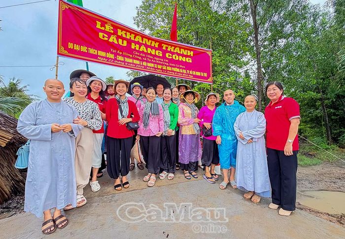Lãnh đạo Xã Tạ An Khương cùng đơn vị tài trợ chụp ảnh lưu niệm tại cầu giao thông nông thôn ấp Mỹ Tân sau lễ khánh thành.