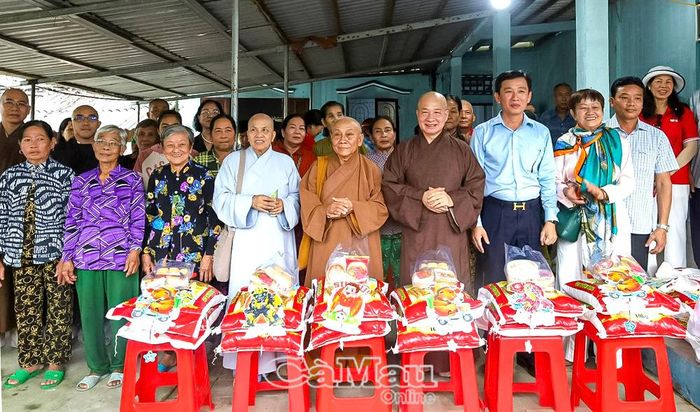 Dịp này, đơn vị tài trợ trao 20 suất quà cho các hộ có hoàn cảnh khó khăn tại mỗi địa phương; quà gồm gạo, nhu yếu phẩm và tiền mặt.