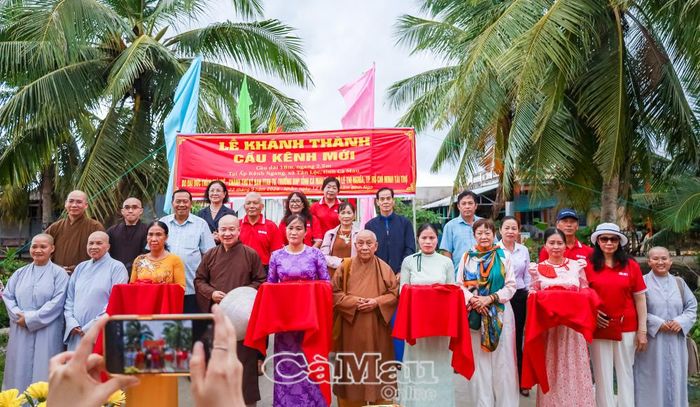 Đại biểu tham dự lễ khánh thành cầu giao thông nông thôn tại ấp Kênh Ngang, xã Tân Lộc.