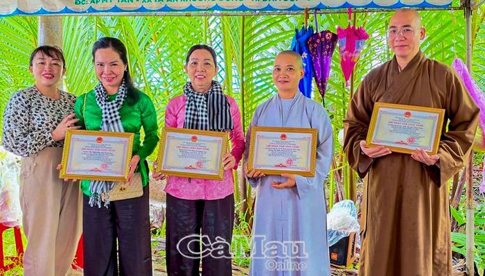 Bà Châu Hồng Nhung, Phó Chủ tịch UBND Xã Tạ An Khương (bìa trái), trao Bảng Tấm lòng vàng, tri ân các đơn vị tài trợ.