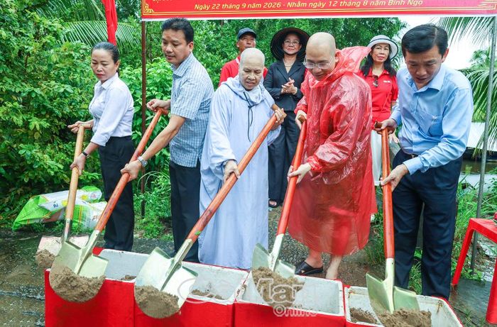Các đại biểu thực hiện nghi thức khởi công cầu giao thông nông thôn Kim Sơn 1 tại ấp Kinh Miễu, xã Tân Lộc.