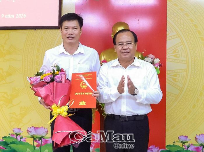 Phó Chủ tịch UBND tỉnh Nguyễn Minh Luân trao quyết định giao ông Nguyễn Tấn Lực thực hiện nhiệm vụ Quyền Giám đốc Sở Y tế.