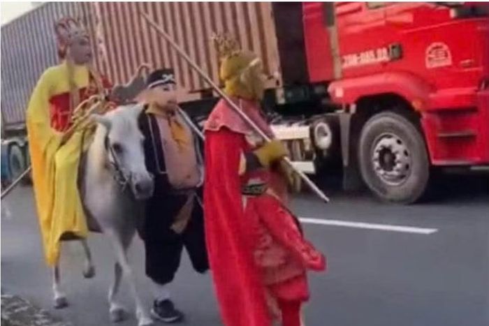 Nhóm người hóa trang "thầy trò Đường Tăng" - Ảnh cắt từ clip