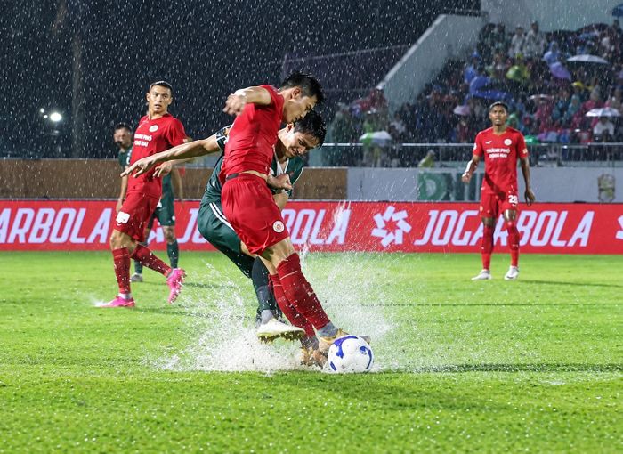 Pha vào bóng thô bạo của Tấn Sinh với Đình Bắc