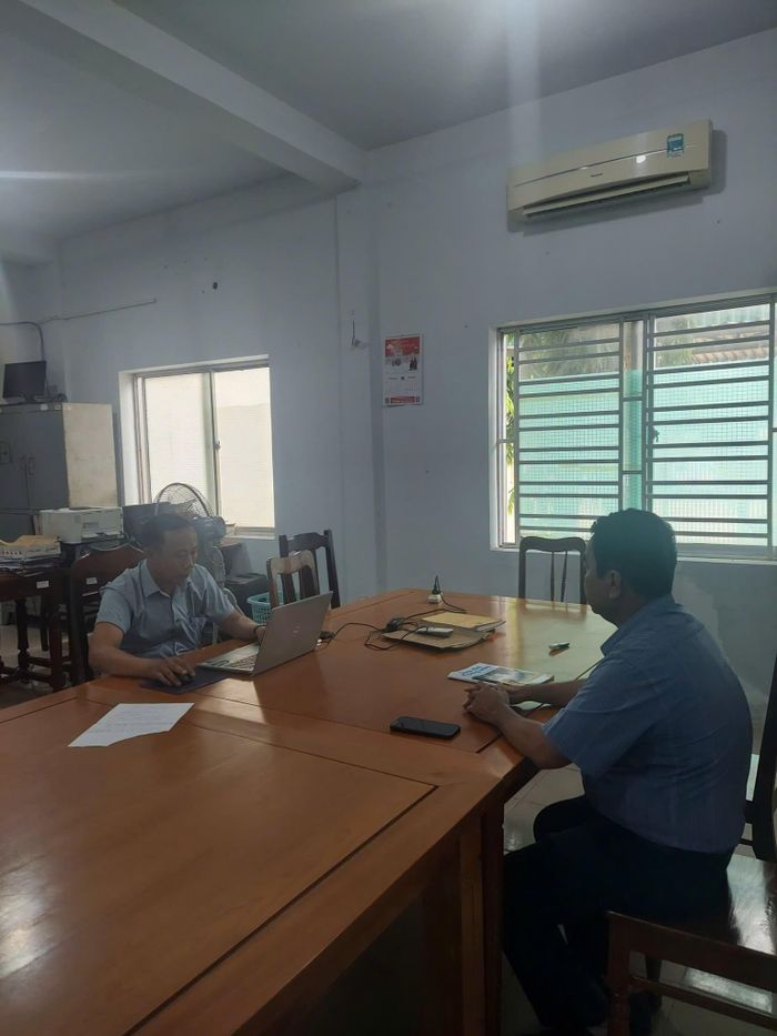 Công an làm việc với người liên quan. Ảnh:  Công an phường Đông Hải.