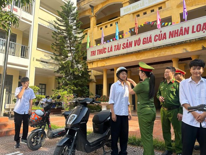 Các em học sinh được trực tiếp hướng dẫn cách đội mũ bảo hiểm đạt chuẩn.