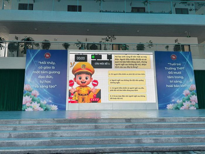 Pháp luật về ATGT được lồng ghép vào các trò chơi hỏi đáp trên sân trường.