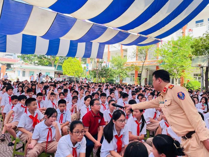 CSGT Hà Nội đẩy mạnh tuyên truyền an toàn giao thông đối với học sinh.