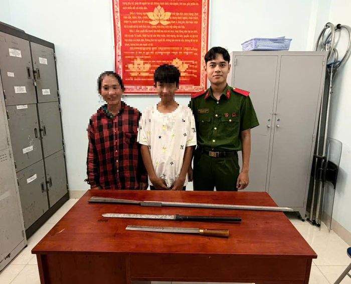Một số hình ảnh người dân giao nộp vũ khí, vật liệu nổ, công cụ hỗ trợ cho cơ quan Công an