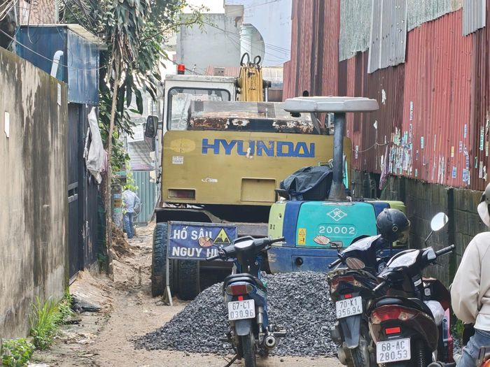Xe múc chắn gần hết lối đi vào hẻm 93 đường Trần Quang Diệu