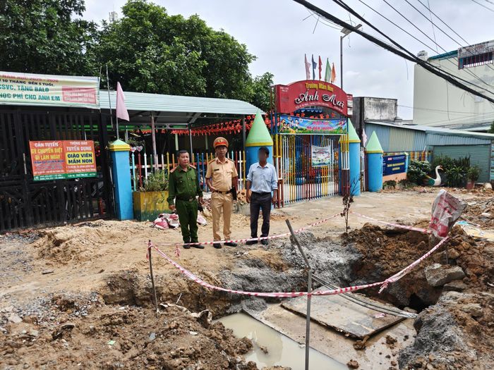Đội CSGT Rạch Chiếc xử lý với đơn vị thi công.