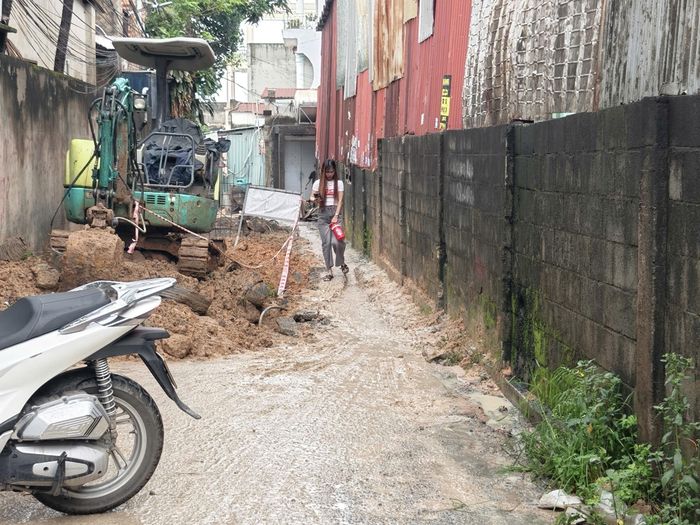 Lầy lội khiến việc đi lại của người dân gặp khó khăn. Ảnh chụp vào sáng 22/9.
