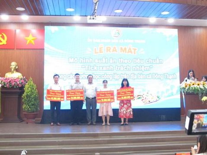 Trong khuôn khổ chương trình, đại diện Mặt trận Tổ quốc Việt Nam xã Đông Thạnh nhận biểu trưng đóng góp của các mạnh thường quân tham gia mô hình.