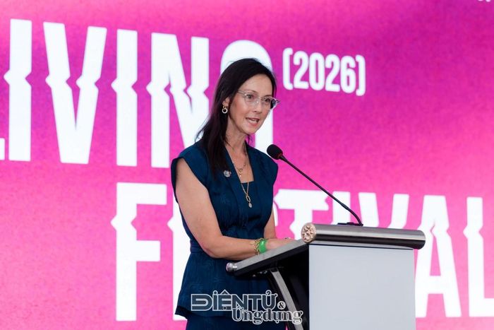 Giáo sư Donna Cleveland, Trưởng khoa Truyền thông và Thiết kế, Đại học RMIT Việt Nam, phát biểu khai mạc VFCD 2026. (Hình: RMIT)