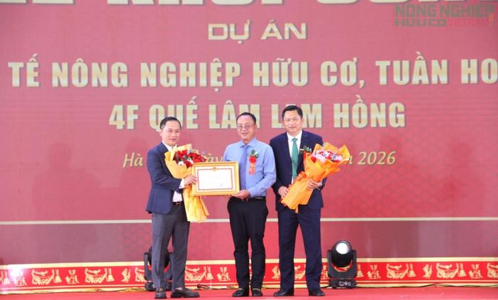 Đại diện Bộ NN& MT đã trao bằng khen cho Tập đoàn Quế Lâm vì đã có thành tích xuất sắc trong tổ chức phát triển nông nghiệp hữu cơ, tuần hoàn, liên kết chuỗi giá trị...