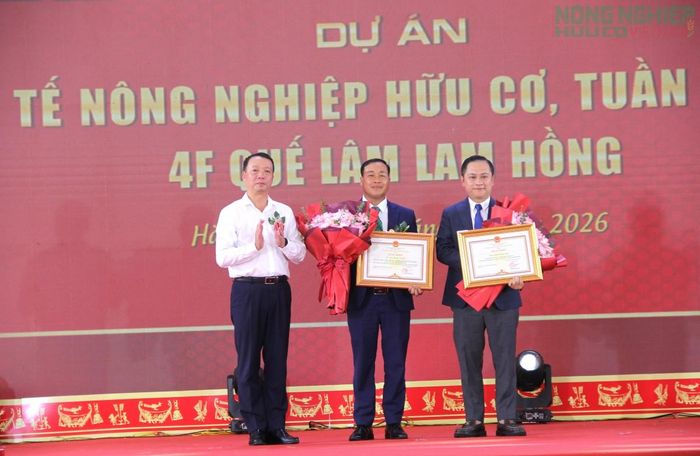 Chủ tịch UBND tỉnh Hà Tĩnh Phan Thiên Định trao bằng khen cho 2 cá nhân thuộc Tập đoàn Quế Lâm vì đã có thành tích đóng góp vào sự phát triển kinh tế - xã hội của tỉnh.
