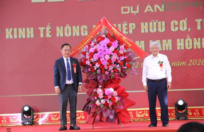 Ủy viên Bộ Chính trị, Phó Chủ tịch Thường trực Quốc hội Đỗ Văn Chiến tặng hoa chúc mừng Tập đoàn Quế Lâm khởi công dự án.