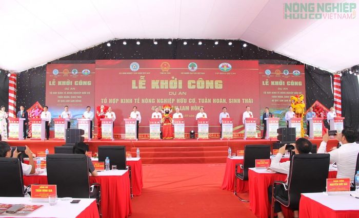 Các đại biểu đã thực hiện các nghi thức bấm nút khởi công Dự án Tổ hợp kinh tế nông nghiệp hữu cơ, tuần hoàn sinh thái 4F Quế Lâm Lam Hồng.