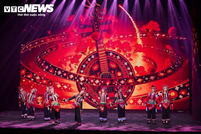 Bên cạnh Ánh trăng, Đoàn Nghệ thuật Dương Lệ Bình còn trình diễn Người phụ nữ cao nguyên. Qua múa và âm nhạc, các nghệ sĩ giới thiệu thêm những sắc màu văn hóa của các cộng đồng dân tộc tại Vân Nam.