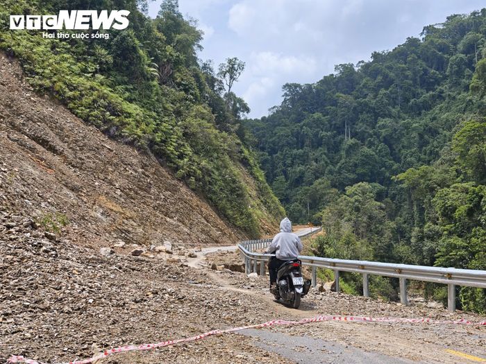  Dù tình trạng sạt lở rất nghiêm trọng và diễn biến khó lường nhưng nhiều hộ dân vẫn bất chấp nguy hiểm để băng qua những khu vực sạt lở trên tuyến tỉnh lộ 74 (TP Huế)