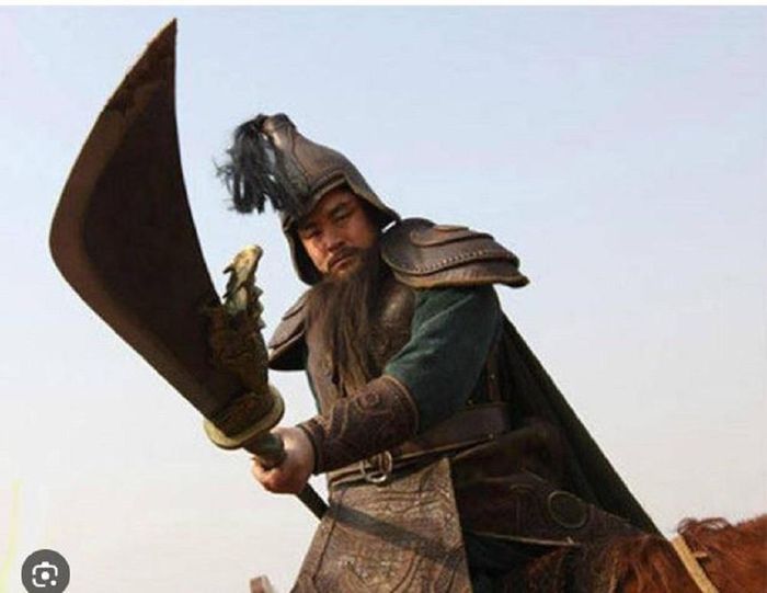 Quan Thắng sử dụng Thanh Long Yển Nguyệt Đao và cưỡi ngựa Xích Thố - giống như ông tổ Quan Vũ.