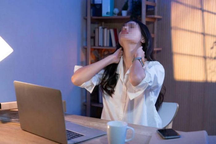 Ngồi ôm máy tính liên tục 9-10 tiếng mỗi ngày, nữ kế toán được chẩn đoán bị thoái hóa cột sống cổ.